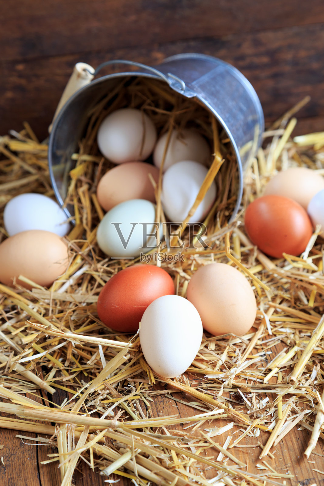 棕色和白色的鸡蛋在一个桶里照片摄影图片