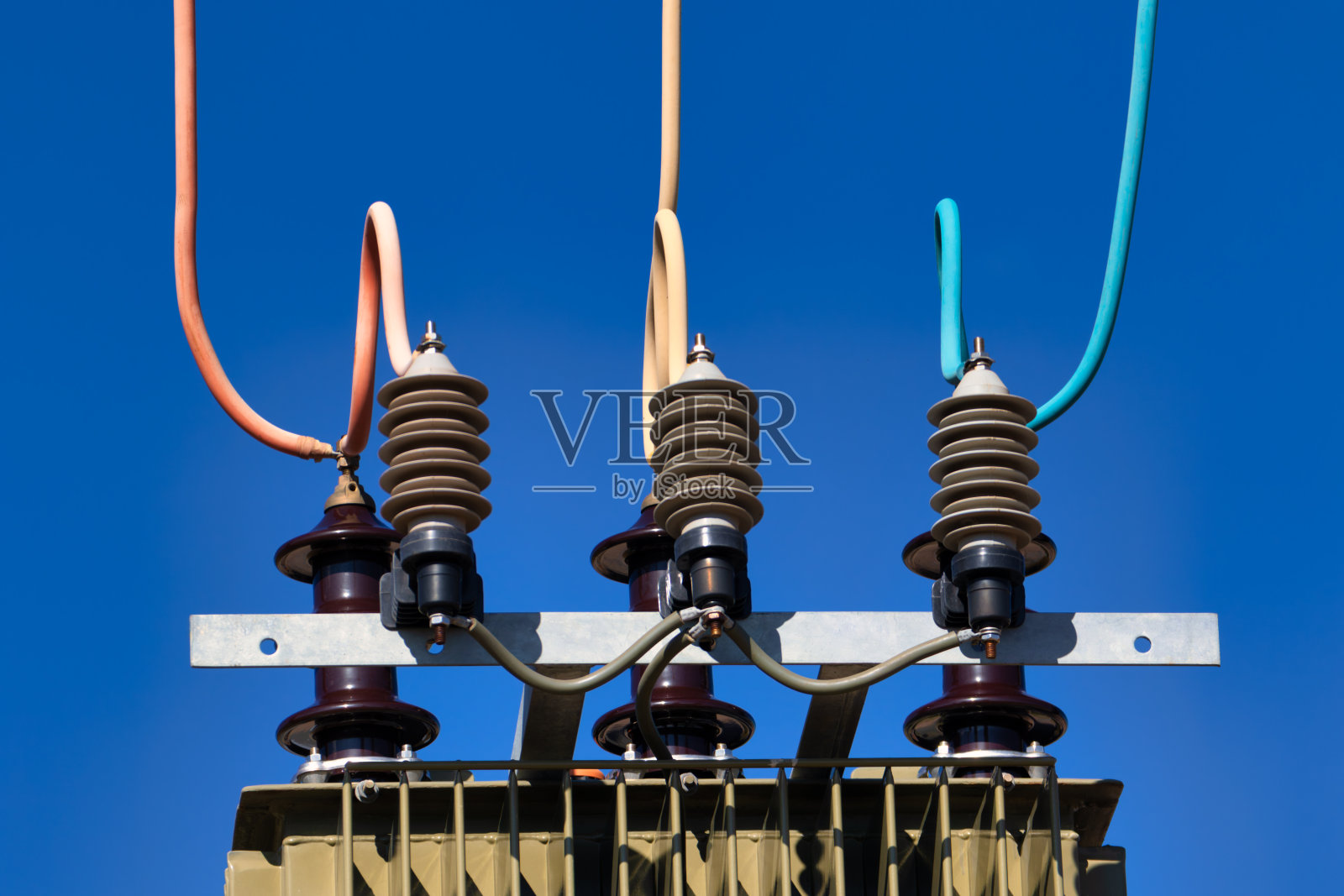 高压陶瓷绝缘子变压器，蓝天背景照片摄影图片