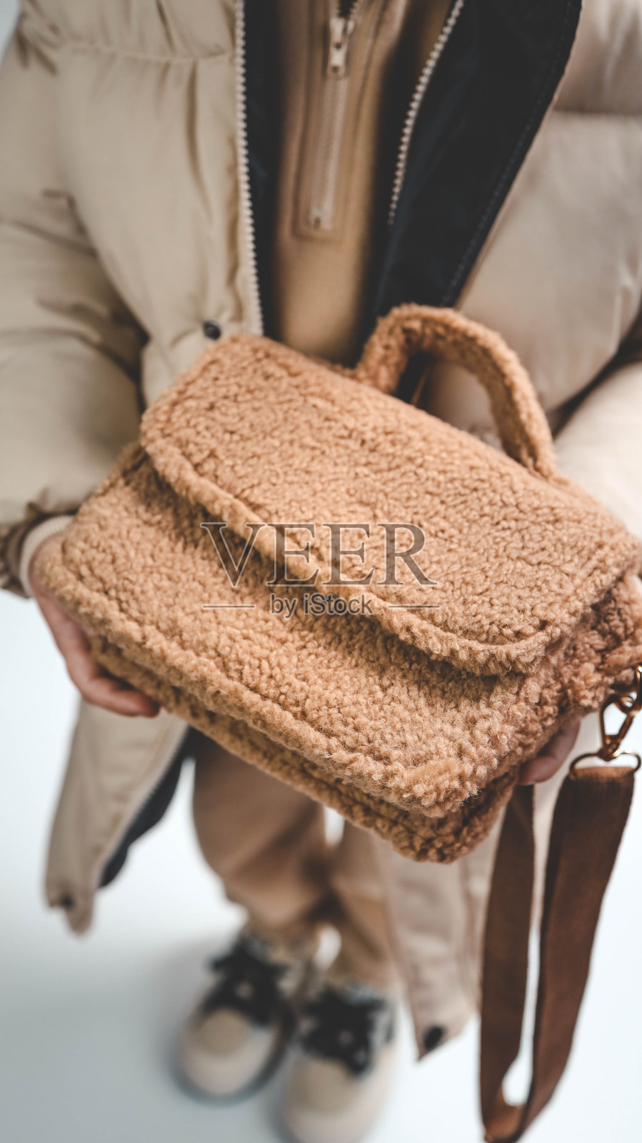 时尚的儿童泰迪包在一个女孩的手中照片摄影图片