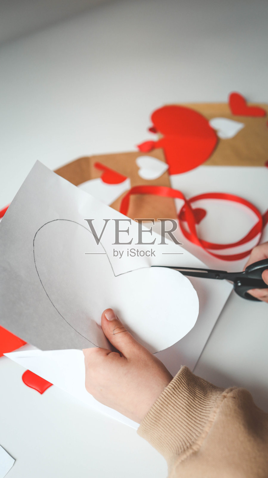 孩子用纸剪出一张明信片，给妈妈的创意照片摄影图片