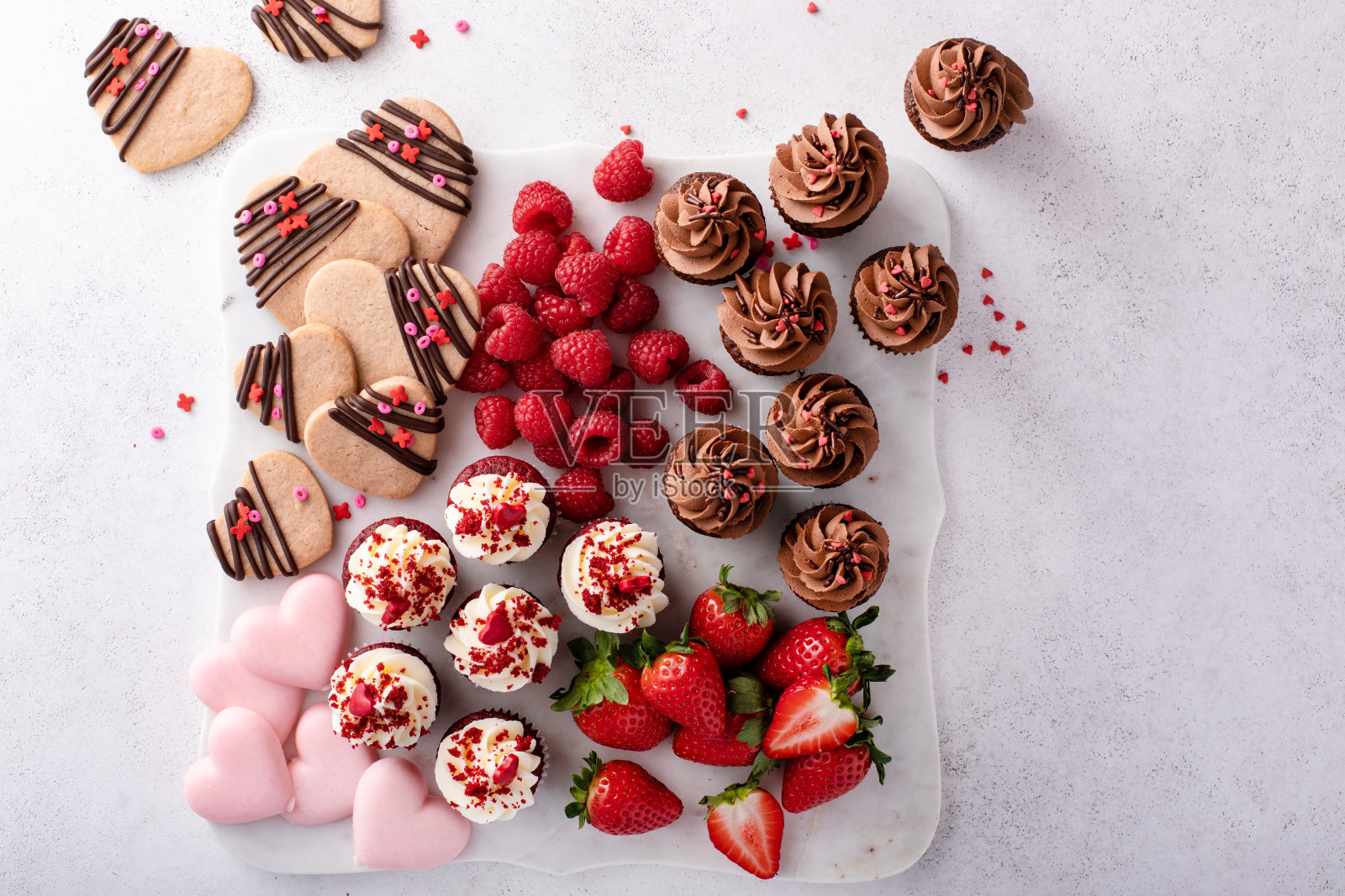 情人节的甜点烤盘配香槟照片摄影图片