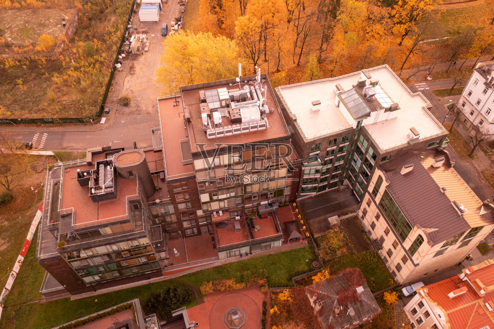 无人机拍摄的城市市中心在秋天的一天照片摄影图片