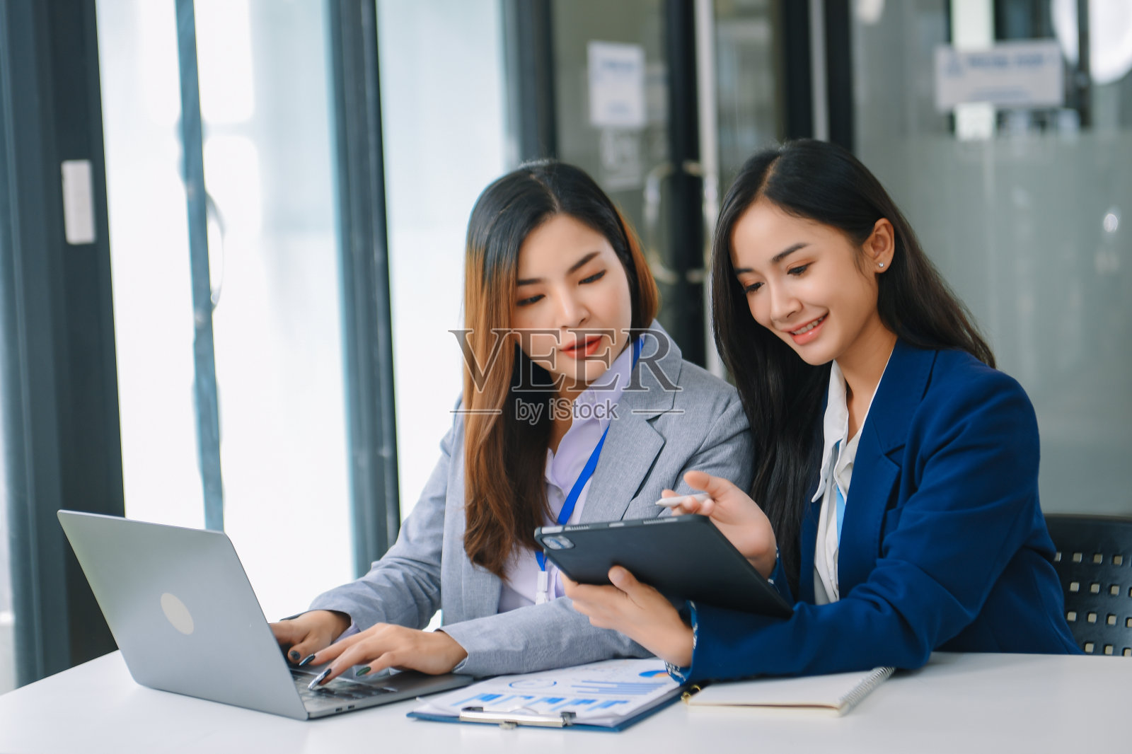 亚洲商务同事商务演示和解释，并使用笔记本电脑和平板电脑。团队合作，金融营销团队;照片摄影图片