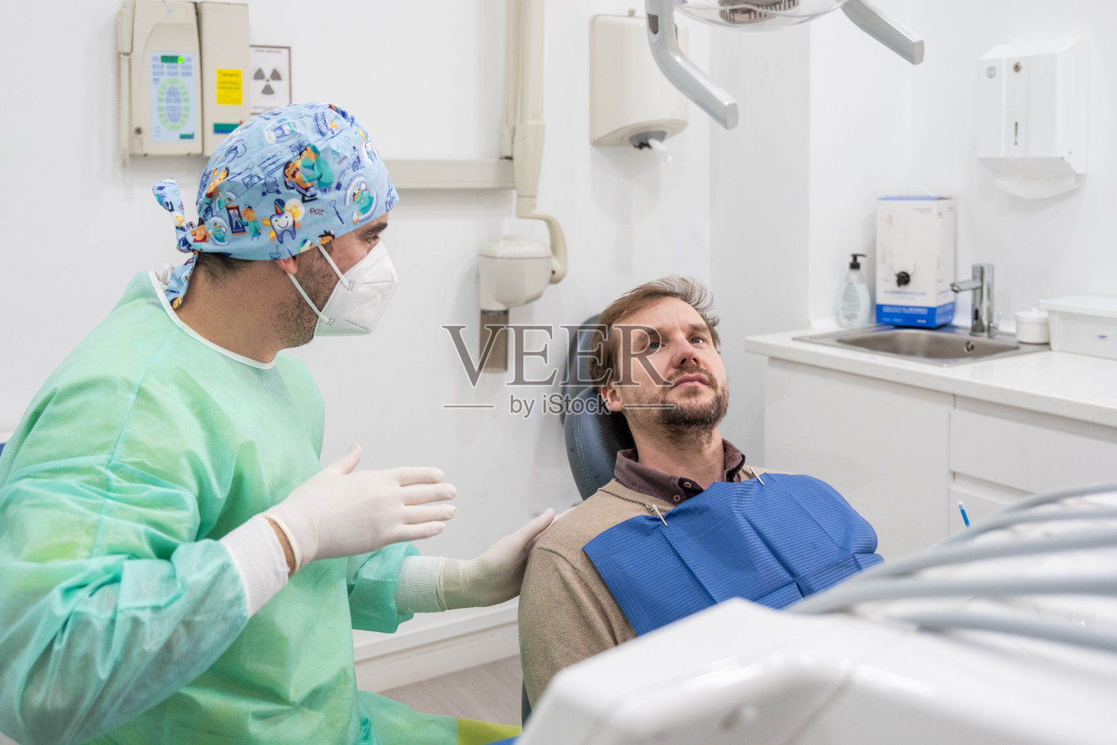 做牙齿检查的病人。照片摄影图片