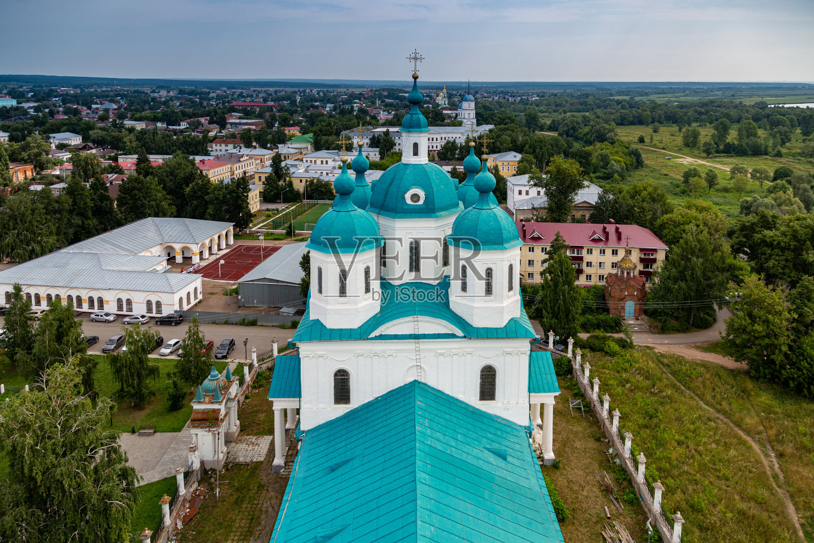 在一个阳光明媚的春日，从斯帕斯基大教堂的钟楼俯瞰斯帕斯基大教堂和耶拉布加市。Yelabuga，鞑靼斯坦，俄罗斯照片摄影图片