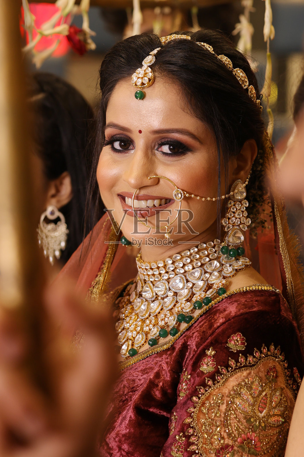 美丽的印度新娘对着镜头微笑照片摄影图片