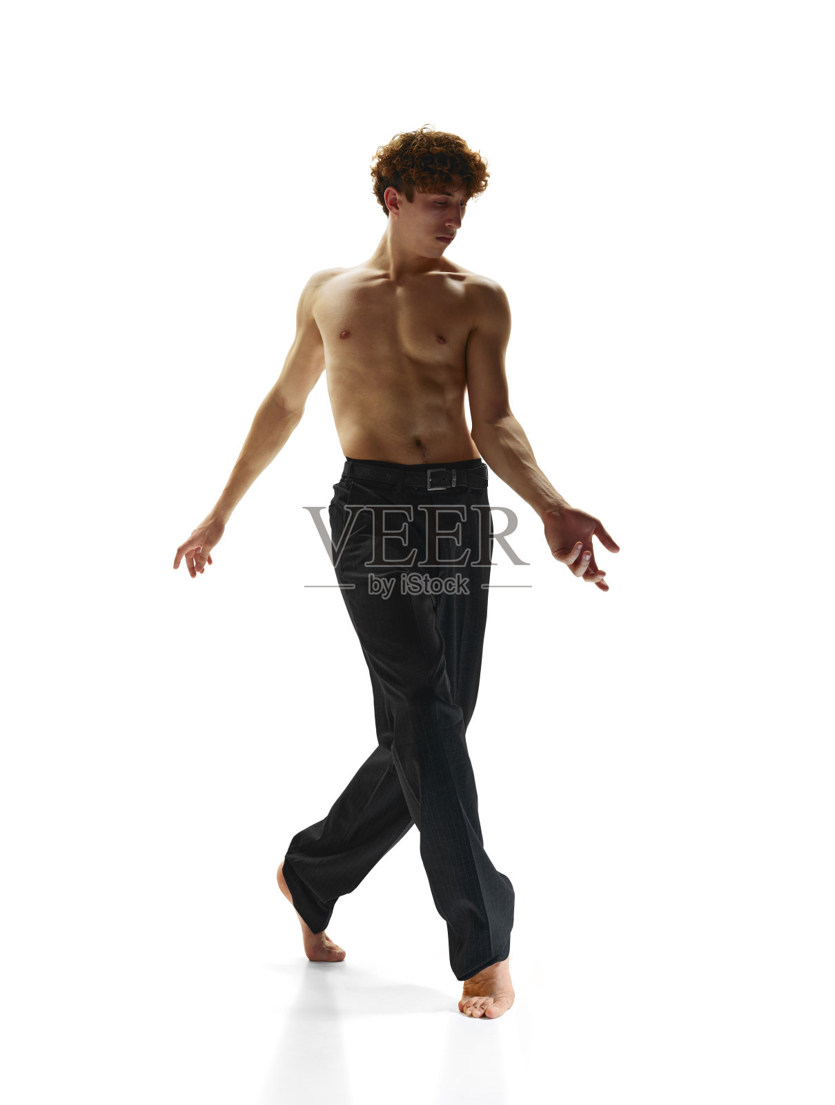 微妙的强度，奉献和内在的力量。赤身的年轻运动员在白色的摄影棚背景下摆姿势。照片摄影图片