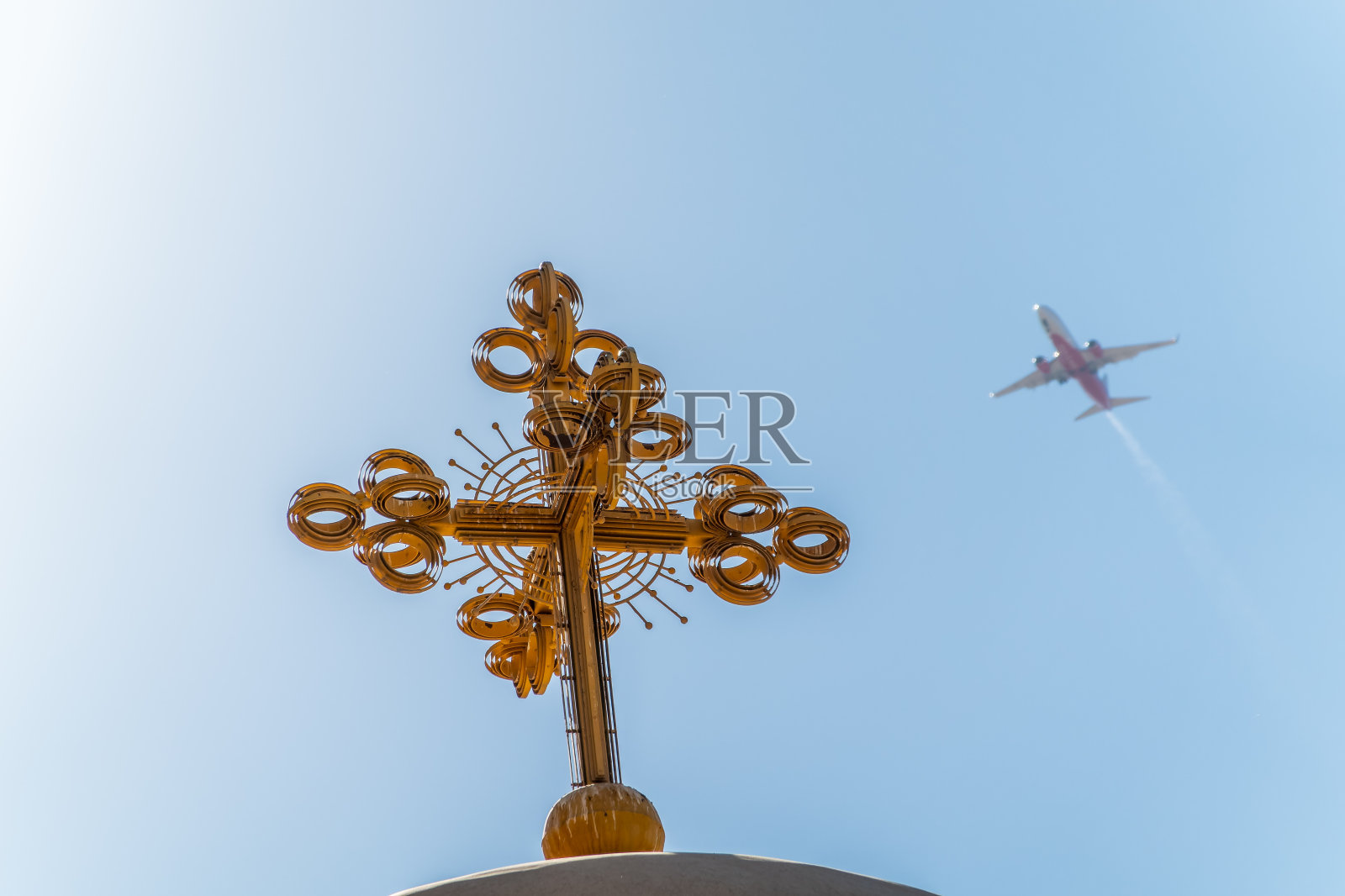 蓝天白云背景下的基督教十字架照片摄影图片