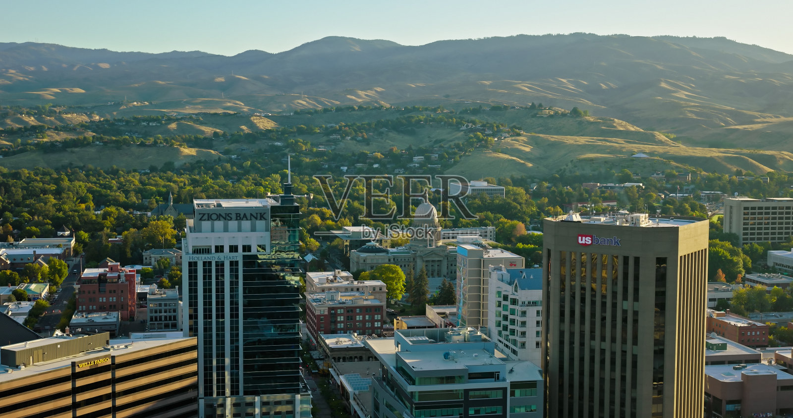 秋天早晨的博伊西市中心，背景是爱达荷州议会大厦——无人机拍摄照片摄影图片