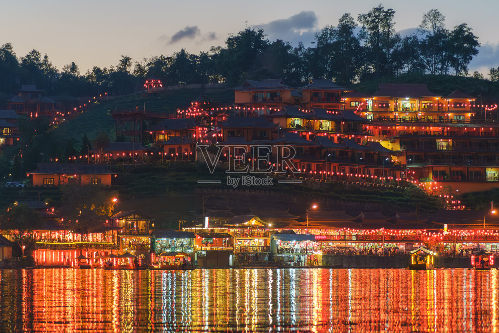 美丽的景观河滨在班拉泰村，湄洪山，泰国照片摄影图片