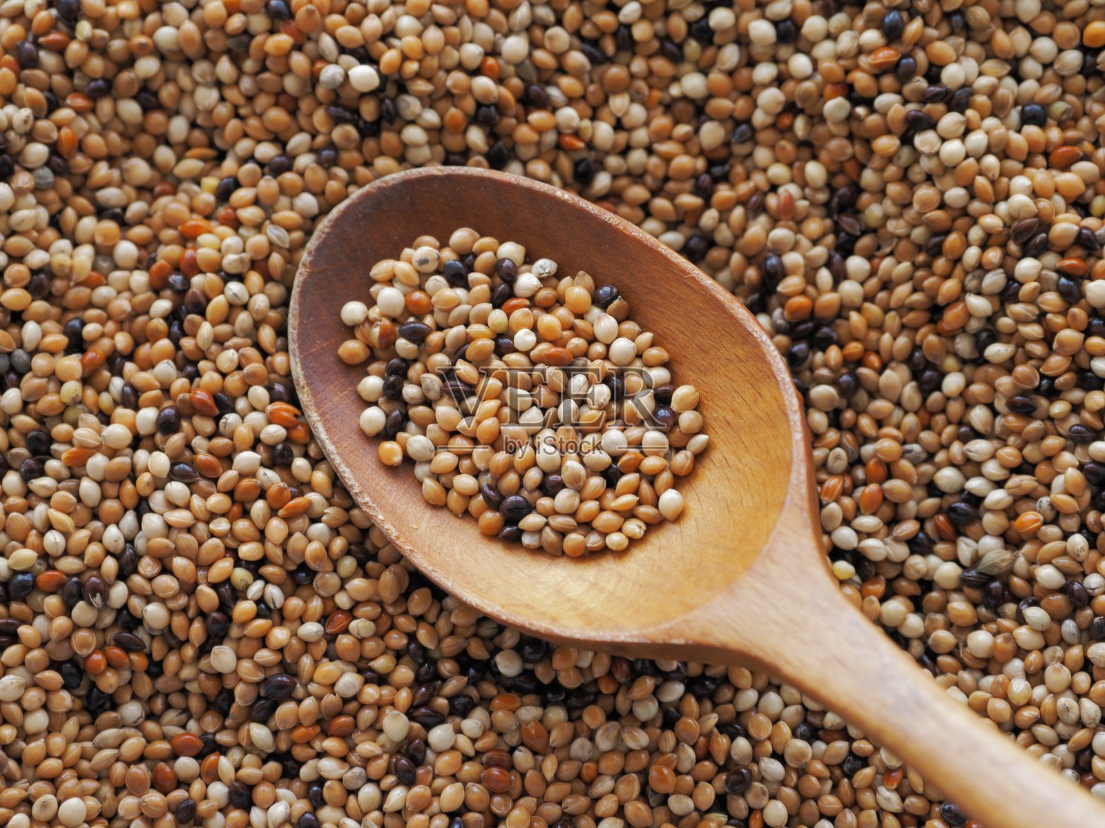 木勺的俯视图，上面有谷子和其他杂粮照片摄影图片