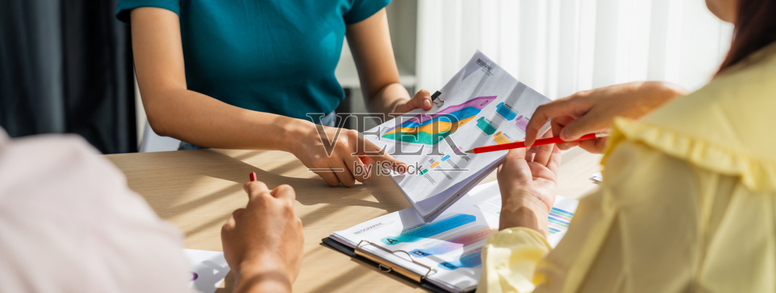 创业公司员工一起分析BI仪表盘文件。协同照片摄影图片