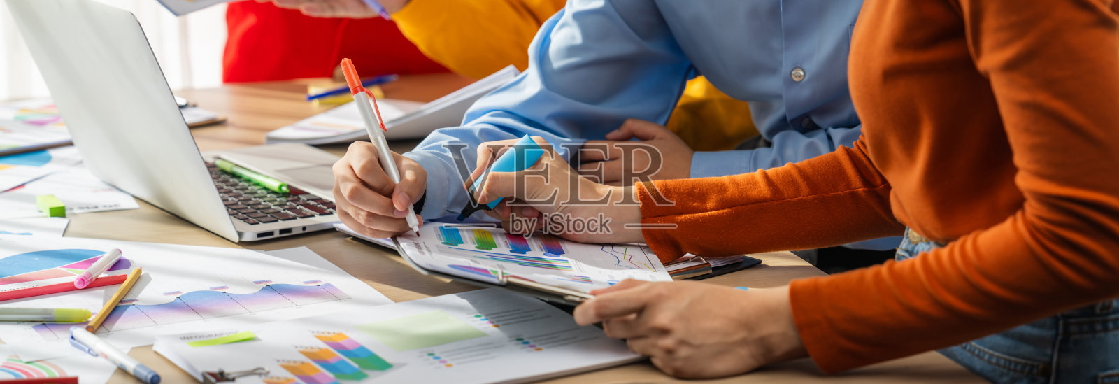 创业公司员工一起分析BI仪表盘文件。协同照片摄影图片