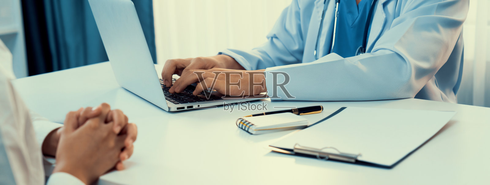 病人在诊所或医院办公室接受医生的预约。刚性照片摄影图片