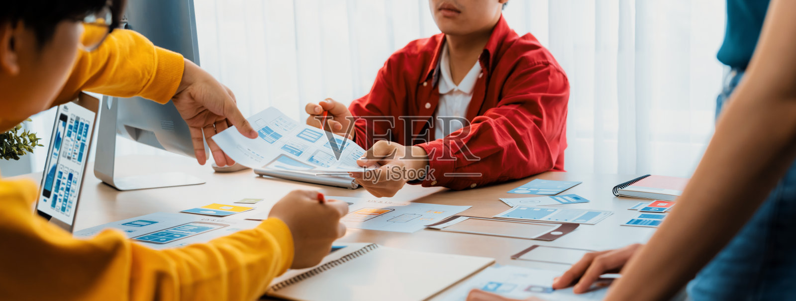 创业公司员工规划在用户界面的全景横幅。协同照片摄影图片