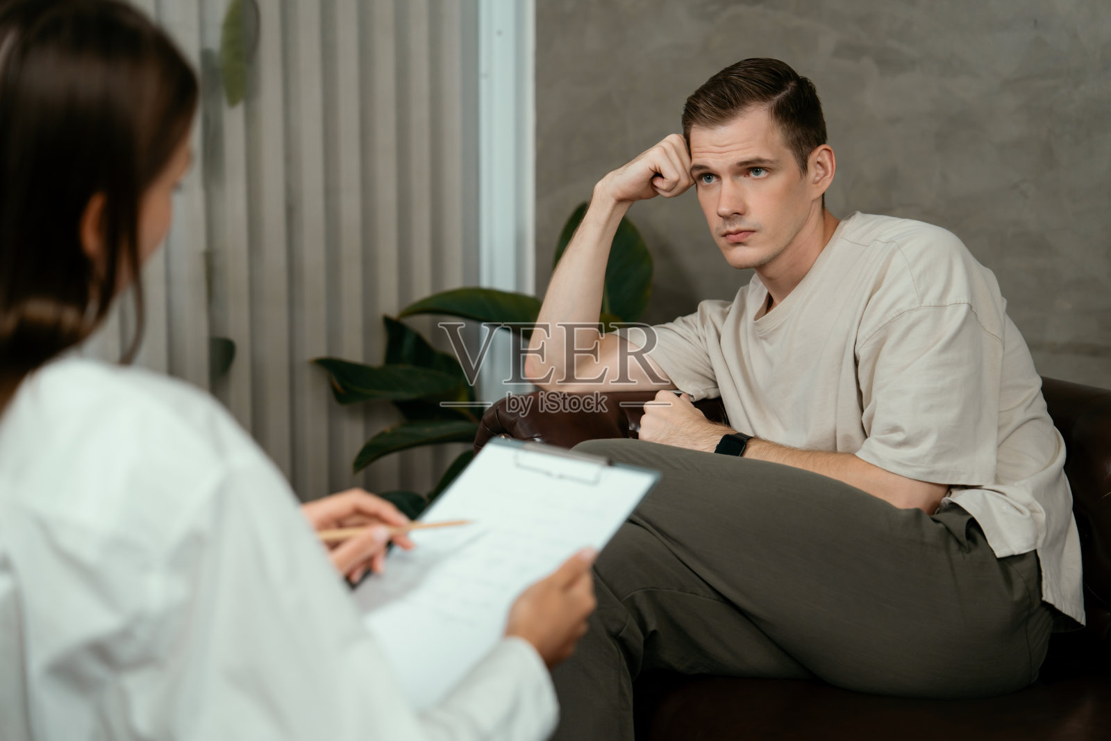 压力大且沮丧的患者寻求精神科医生的帮助照片摄影图片