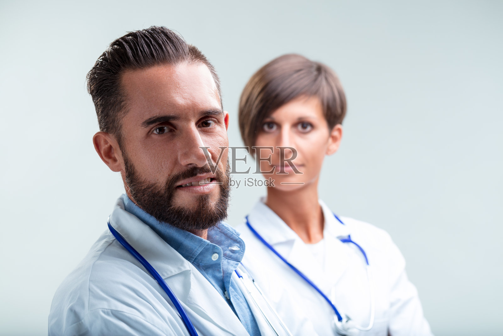 有魅力的男人和认真的女人表现出专业精神照片摄影图片