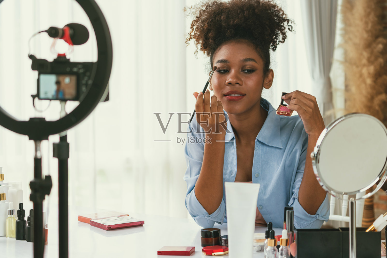 女性网红拍摄直播视频博客视频评论化妆至关重要的社会照片摄影图片