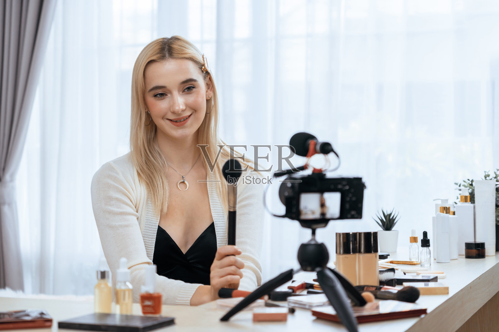 年轻女子制作美容美容教程视频内容。快乐无忧的照片摄影图片