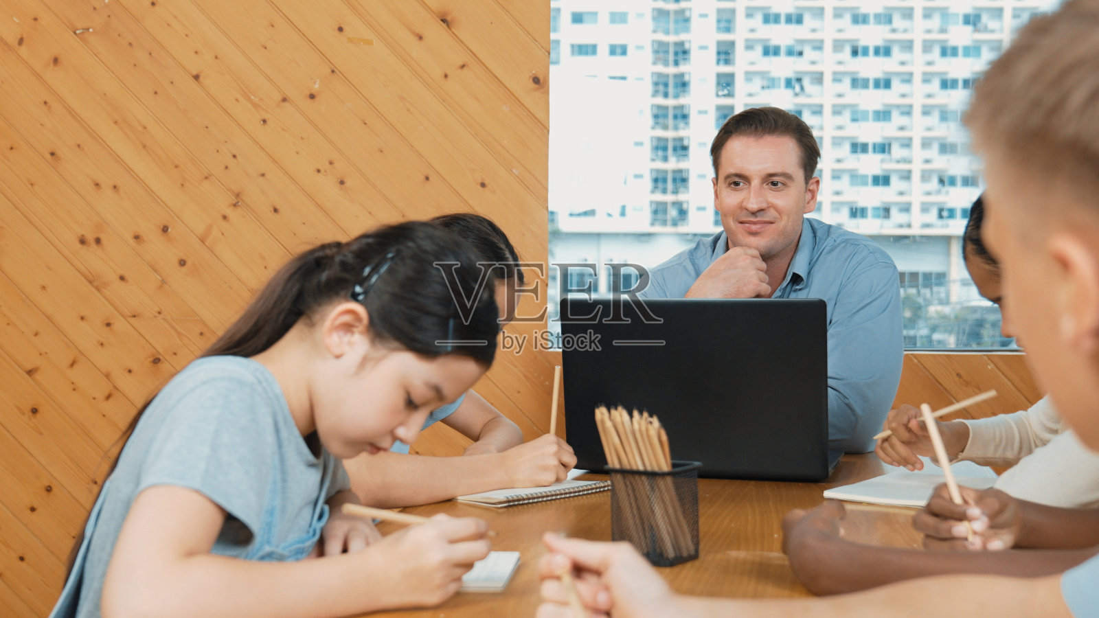 白人老师和聪明的男孩在课堂上讨论项目。启迪。照片摄影图片