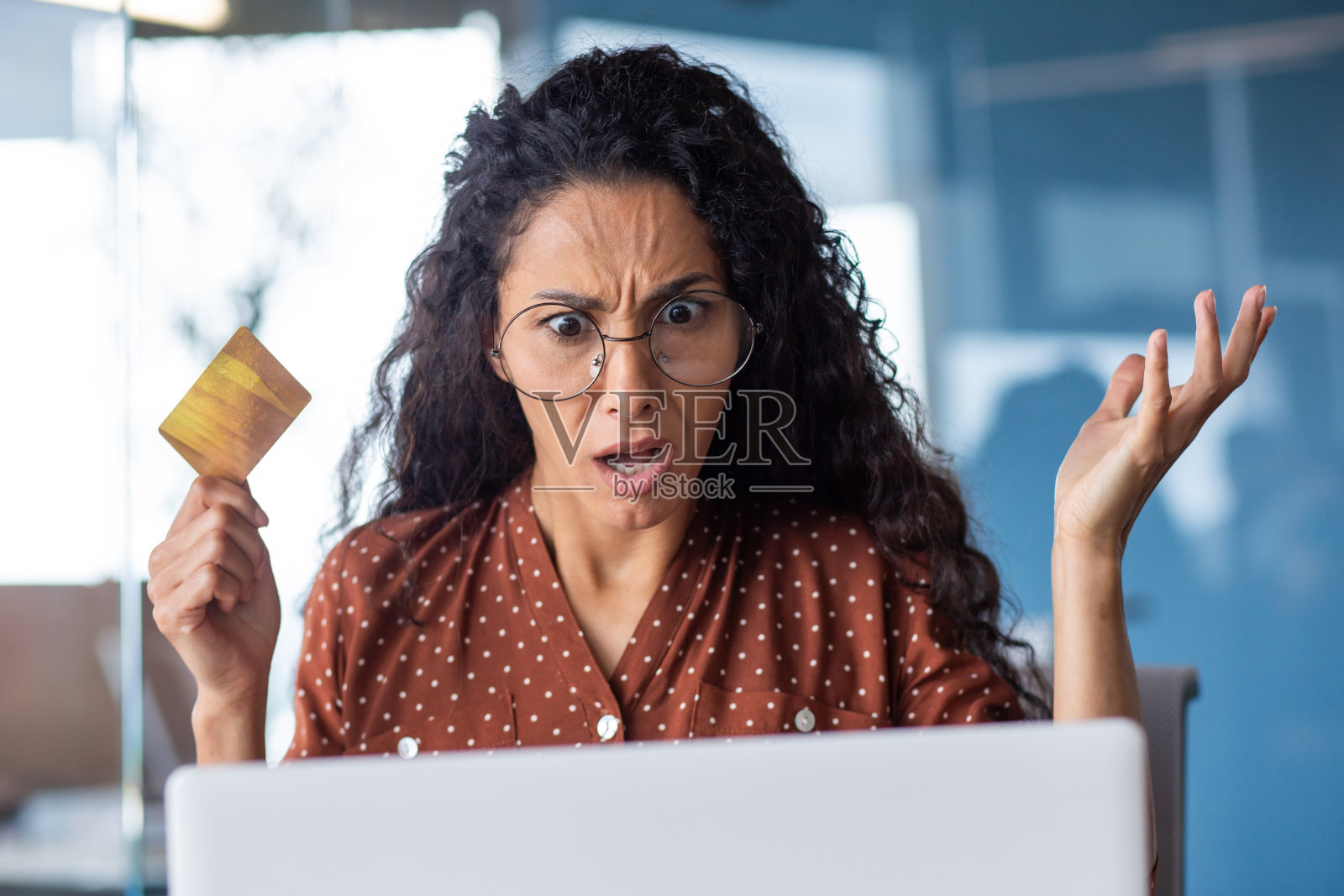 沮丧和震惊的商务女性在办公室收到信用卡拒绝通知照片摄影图片