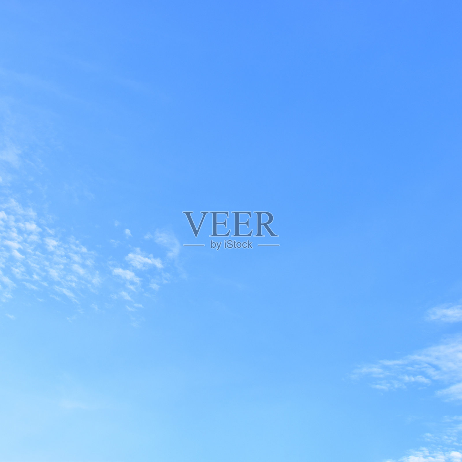 清晨美丽的蓝天和洁白蓬松的云朵，自然的背景照片摄影图片