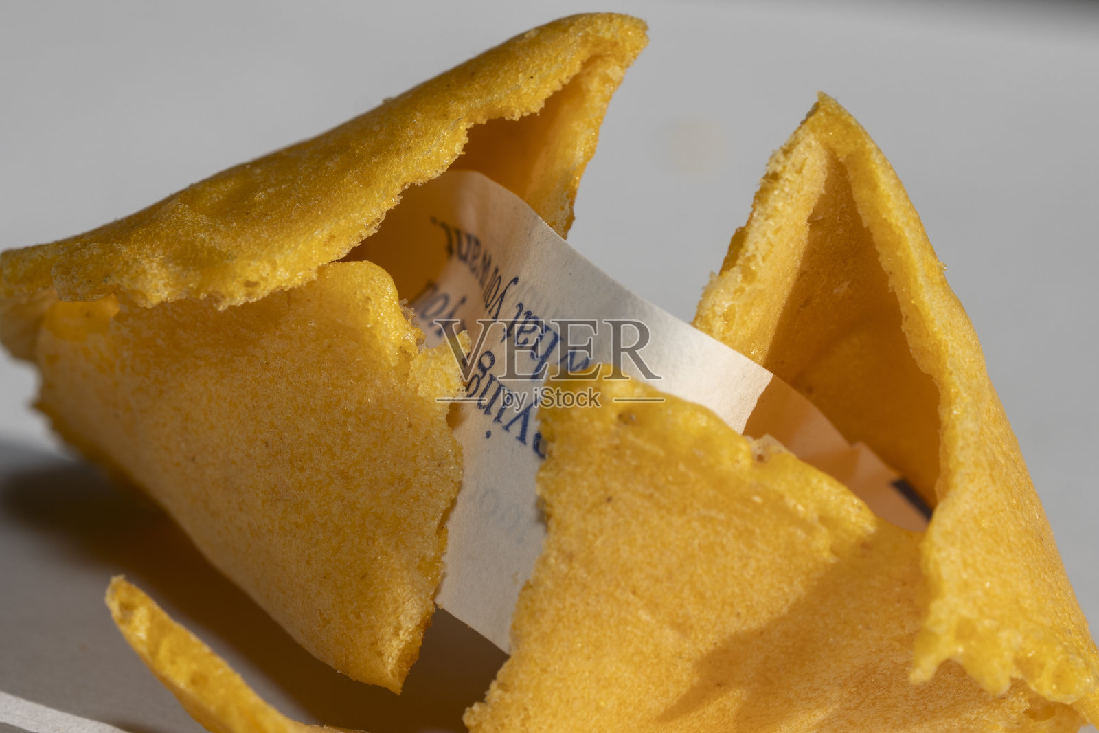 打开幸运饼干。照片摄影图片