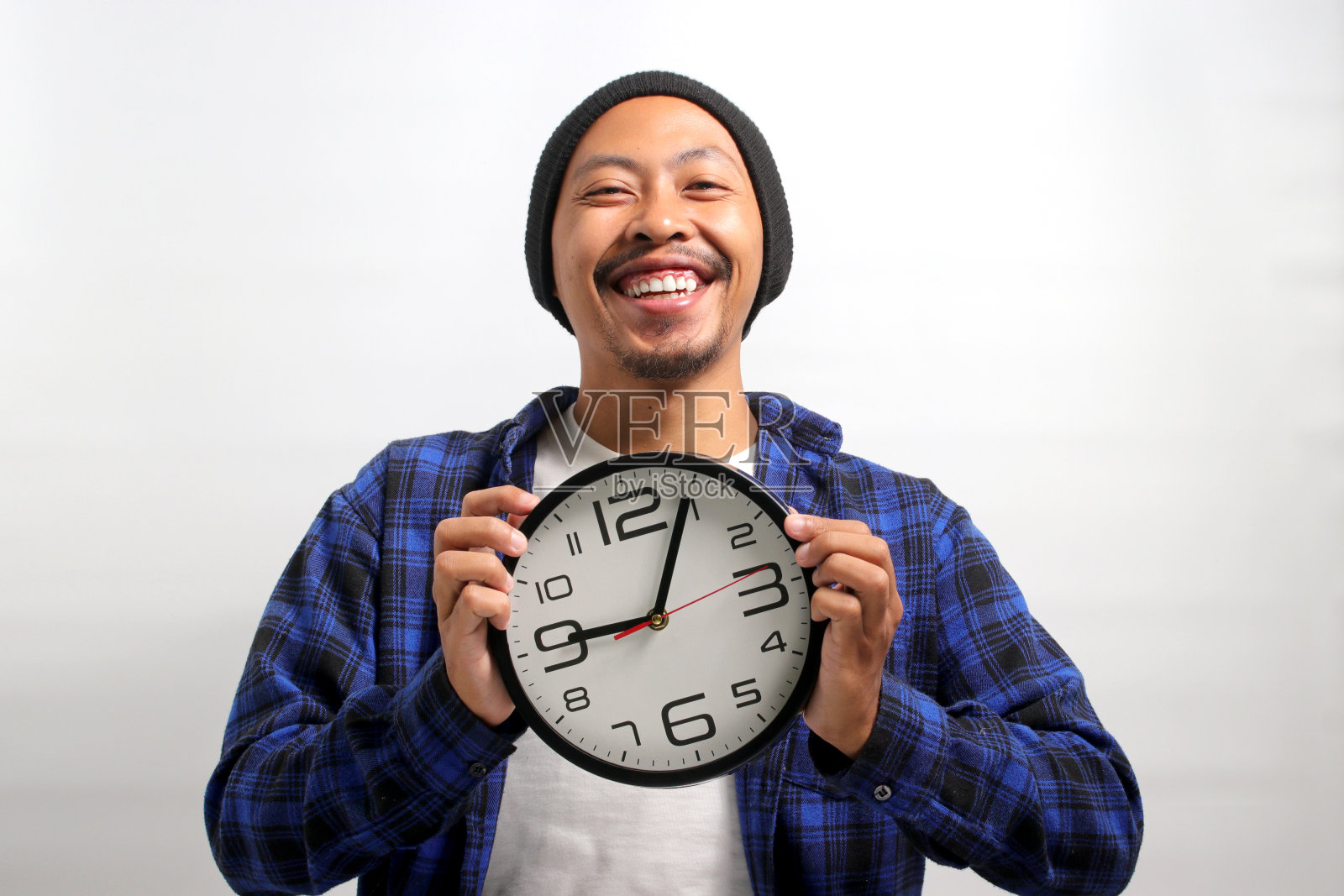 兴奋的亚洲人拿着时钟照片摄影图片