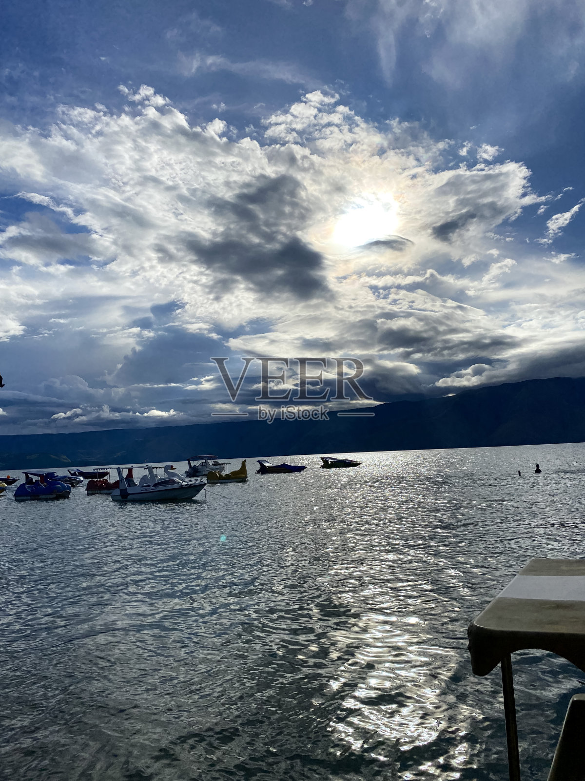 鸟羽湖畔蔚蓝的天空照片摄影图片