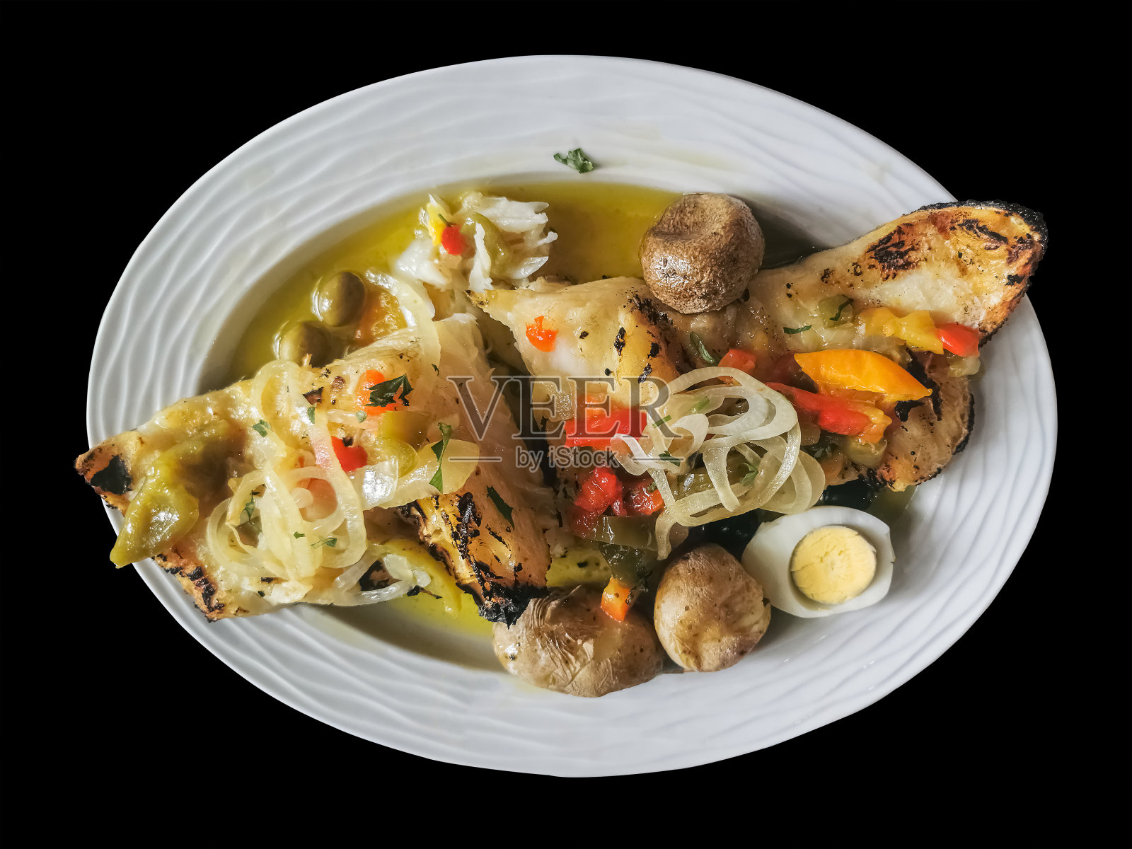 典型的葡萄牙菜，名为Bacalhau Lagareiro，烤鳕鱼，土豆，鸡蛋，洋葱，青椒和红椒，大蒜，橄榄油，黑色背景照片摄影图片