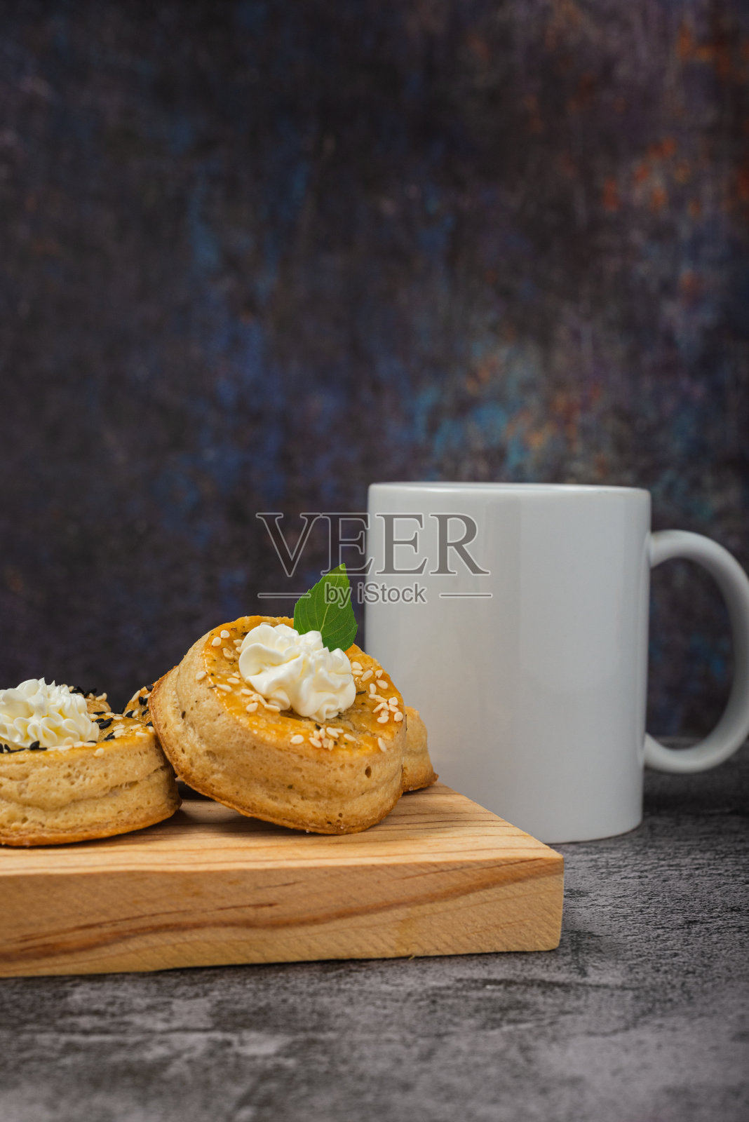 奶油芝士酥皮卷。奶油芝士甜点。照片摄影图片