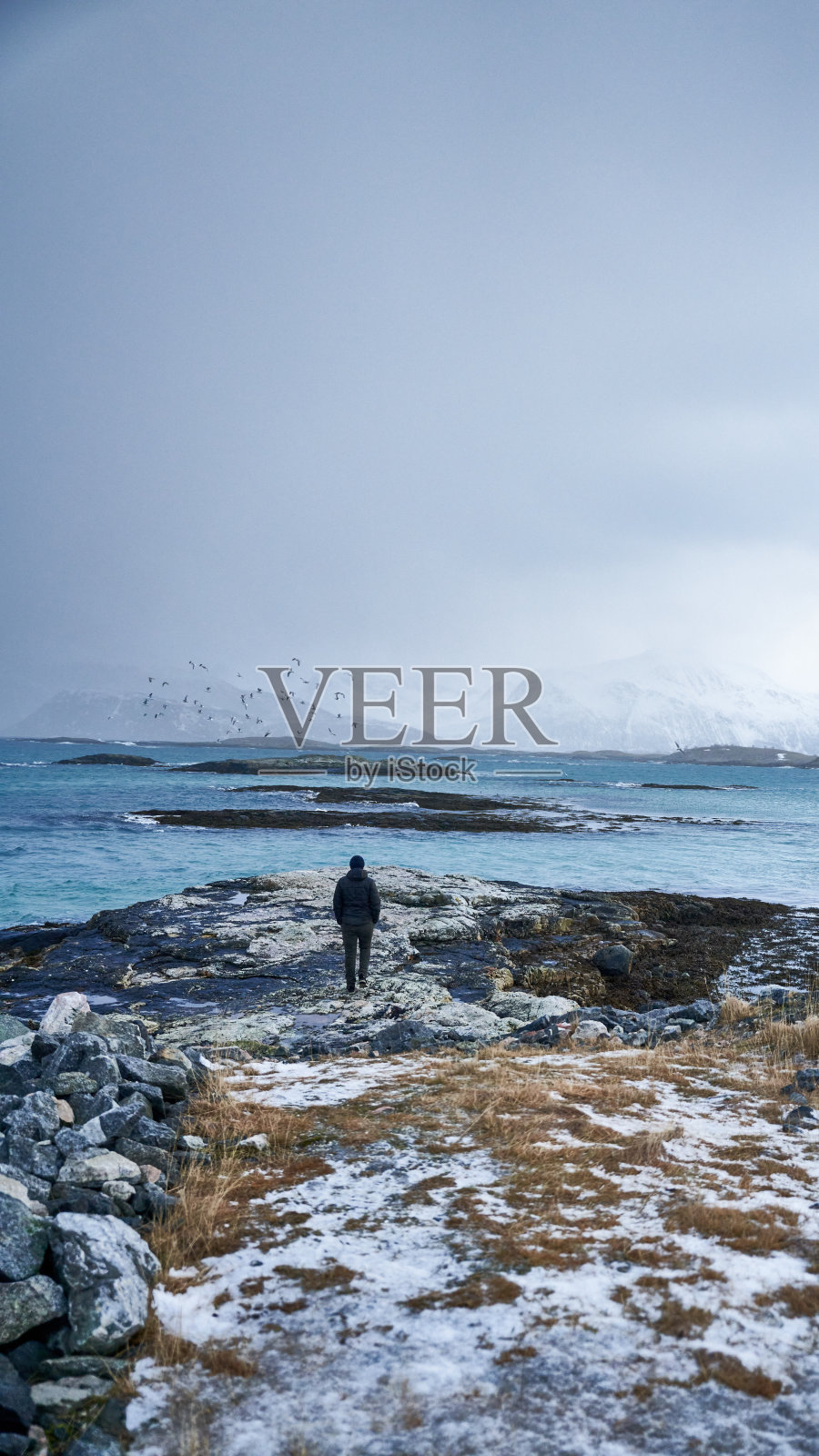 挪威Sommaroy在雪地里徒步旅行照片摄影图片