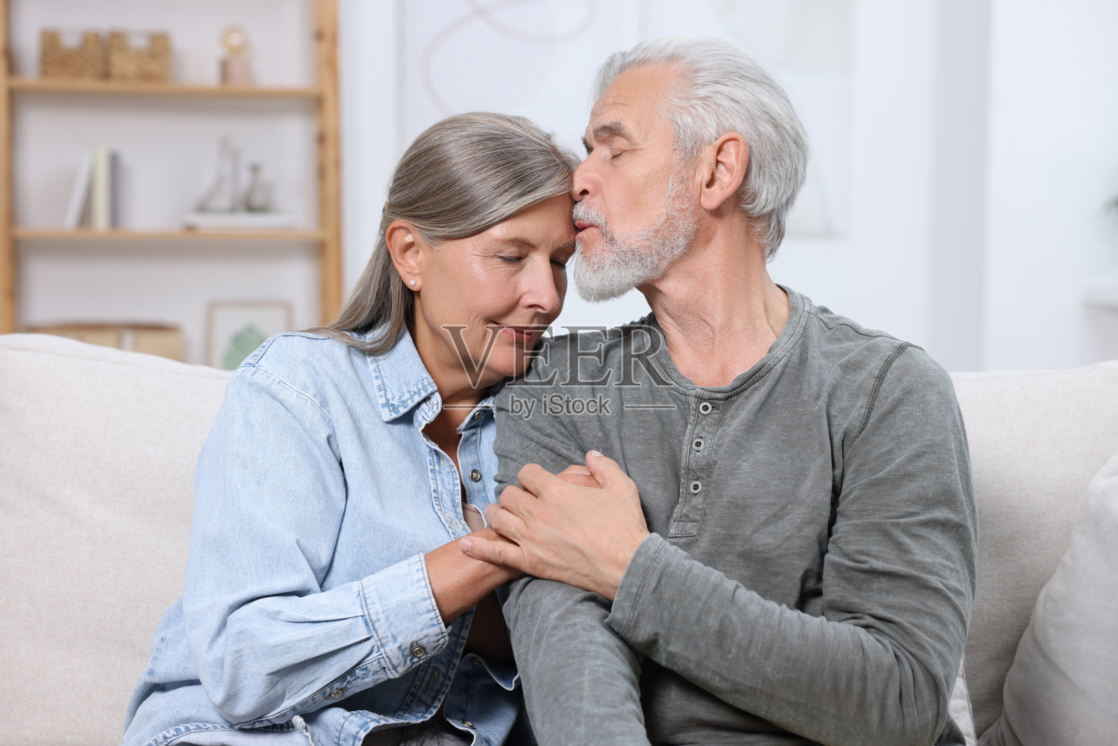 老男人在家里亲吻他心爱的女人照片摄影图片