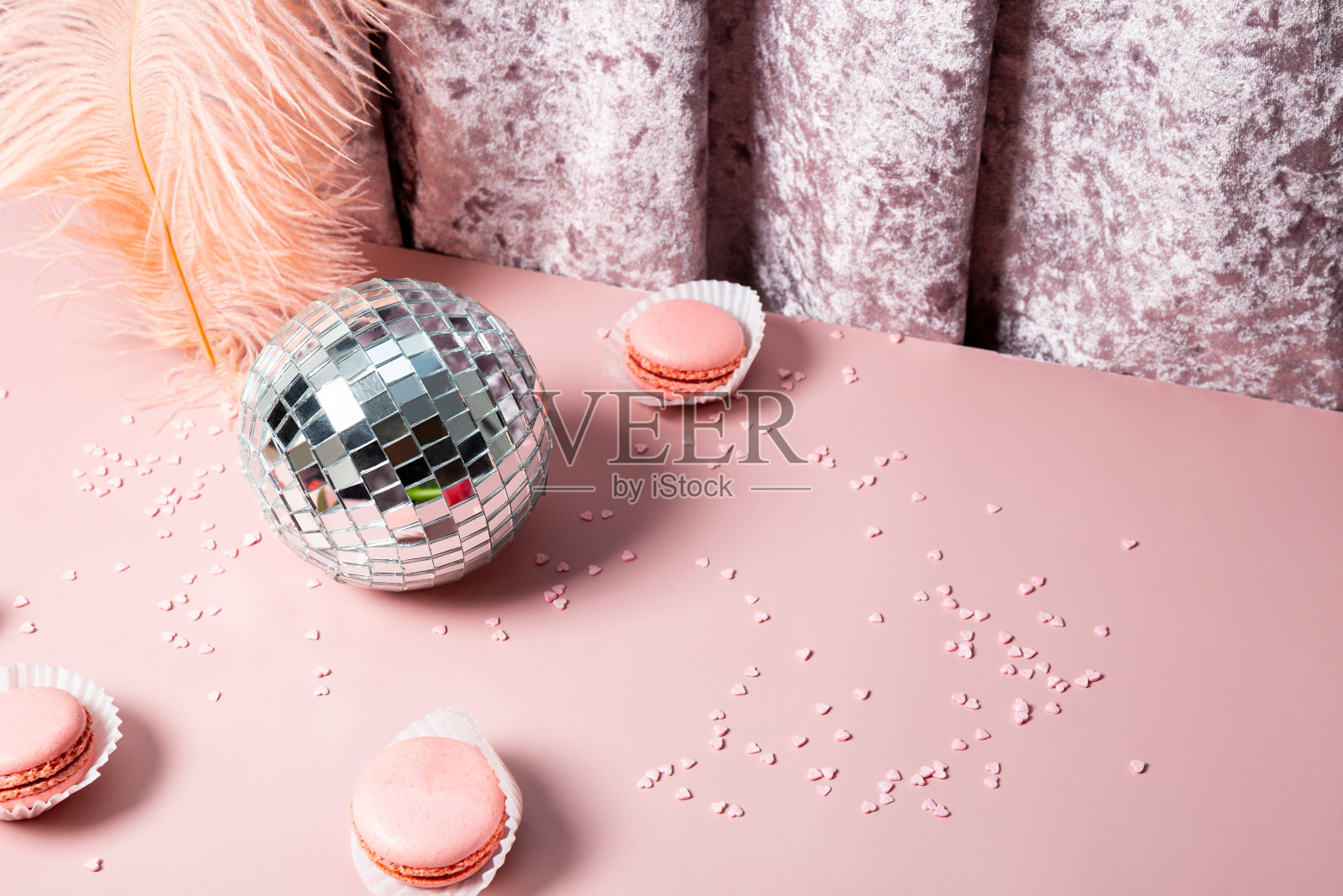 现代情人节卡片-迪斯科球和情人节装饰粉红色的背景照片摄影图片