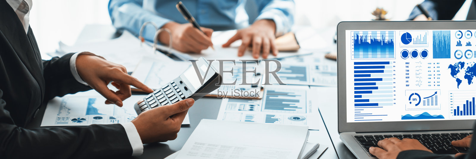 分析师团队在笔记本电脑屏幕上处理数据分析仪表板。洞察力照片摄影图片