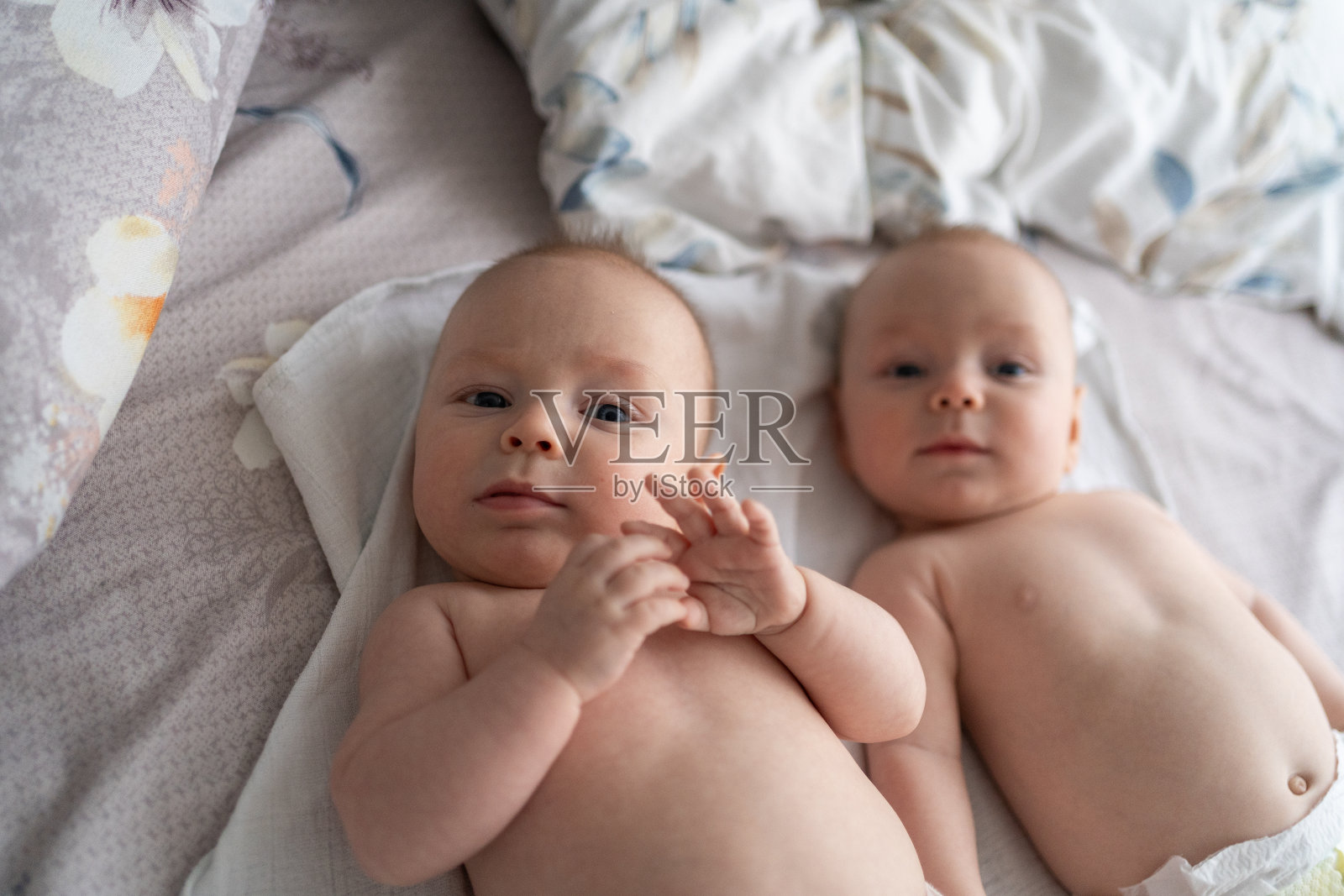 小弟弟们一大早就躺在床上放松照片摄影图片