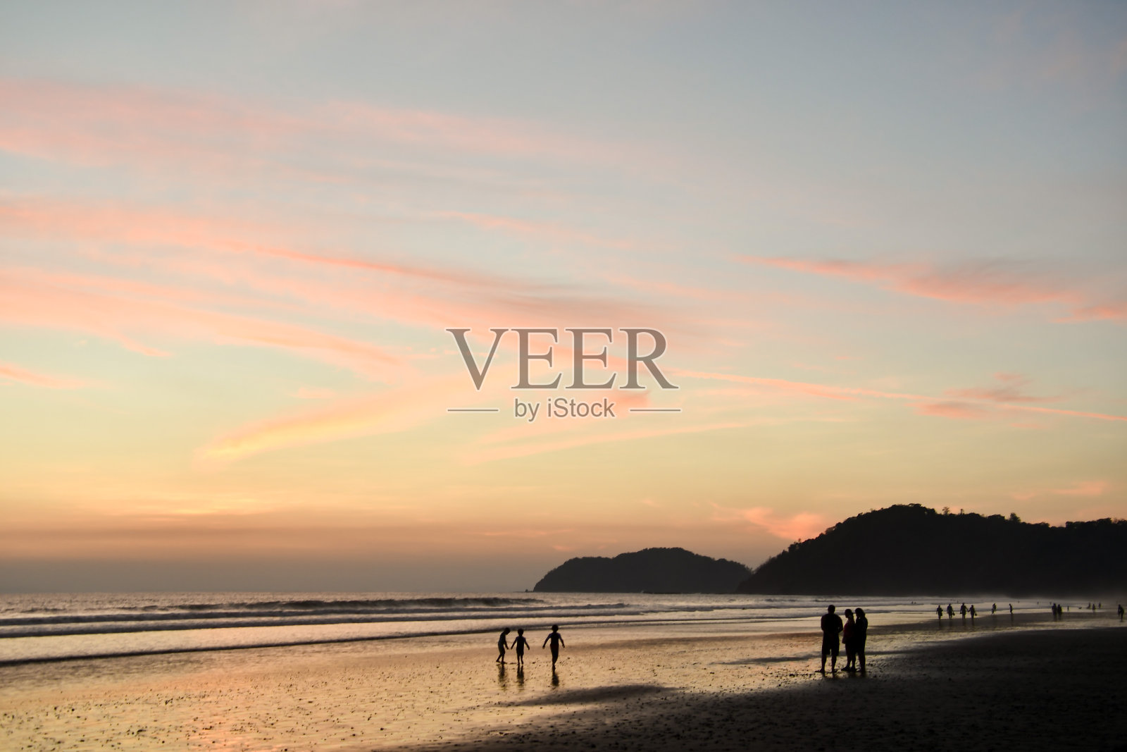 海滩上的日落，照片作为背景照片摄影图片