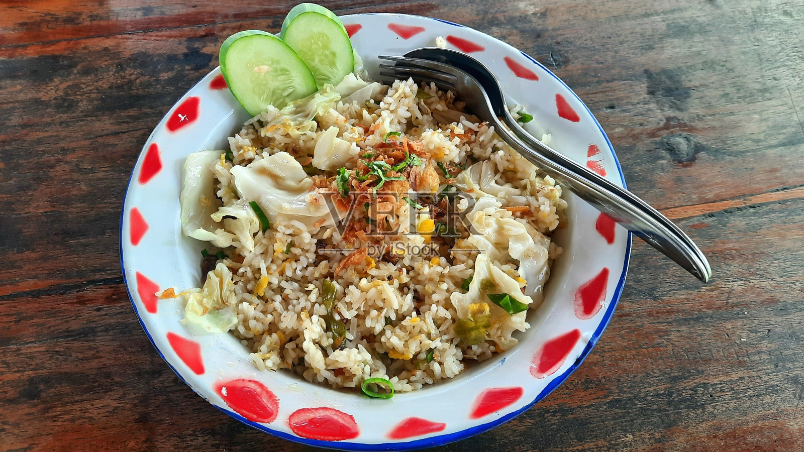 炒饭是用甜酱油、青葱、大蒜、鸡蛋、鸡肉和饼干炒成的米饭。印尼特色食品。印尼美食。空白以添加文本。照片摄影图片