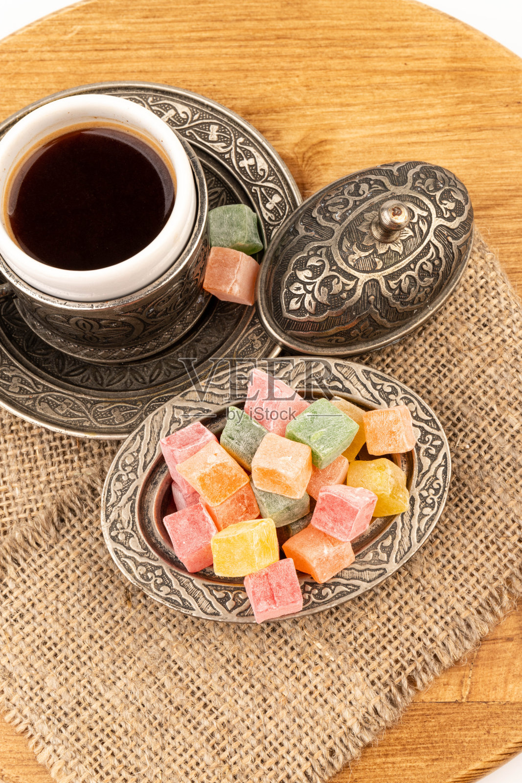 土耳其咖啡与土耳其软糖正宗的金属板，隔离在白色背景照片摄影图片