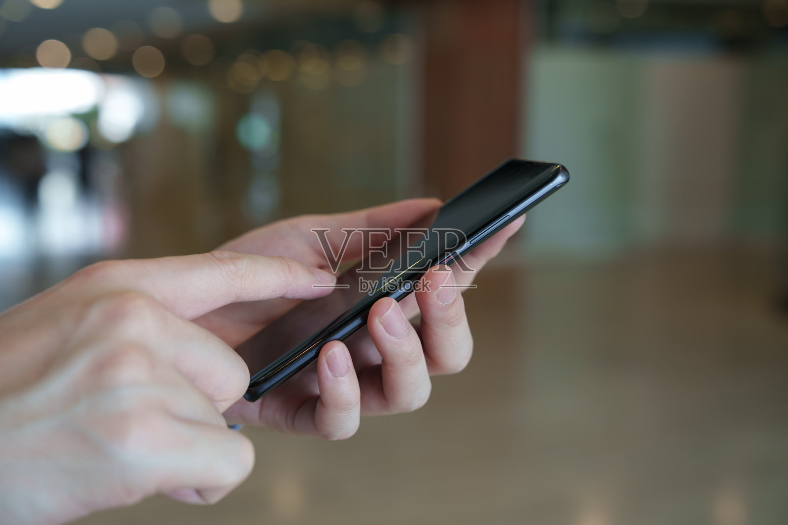 男子手持移动智能手机和打字或聊天交谈在互联网网络。照片摄影图片