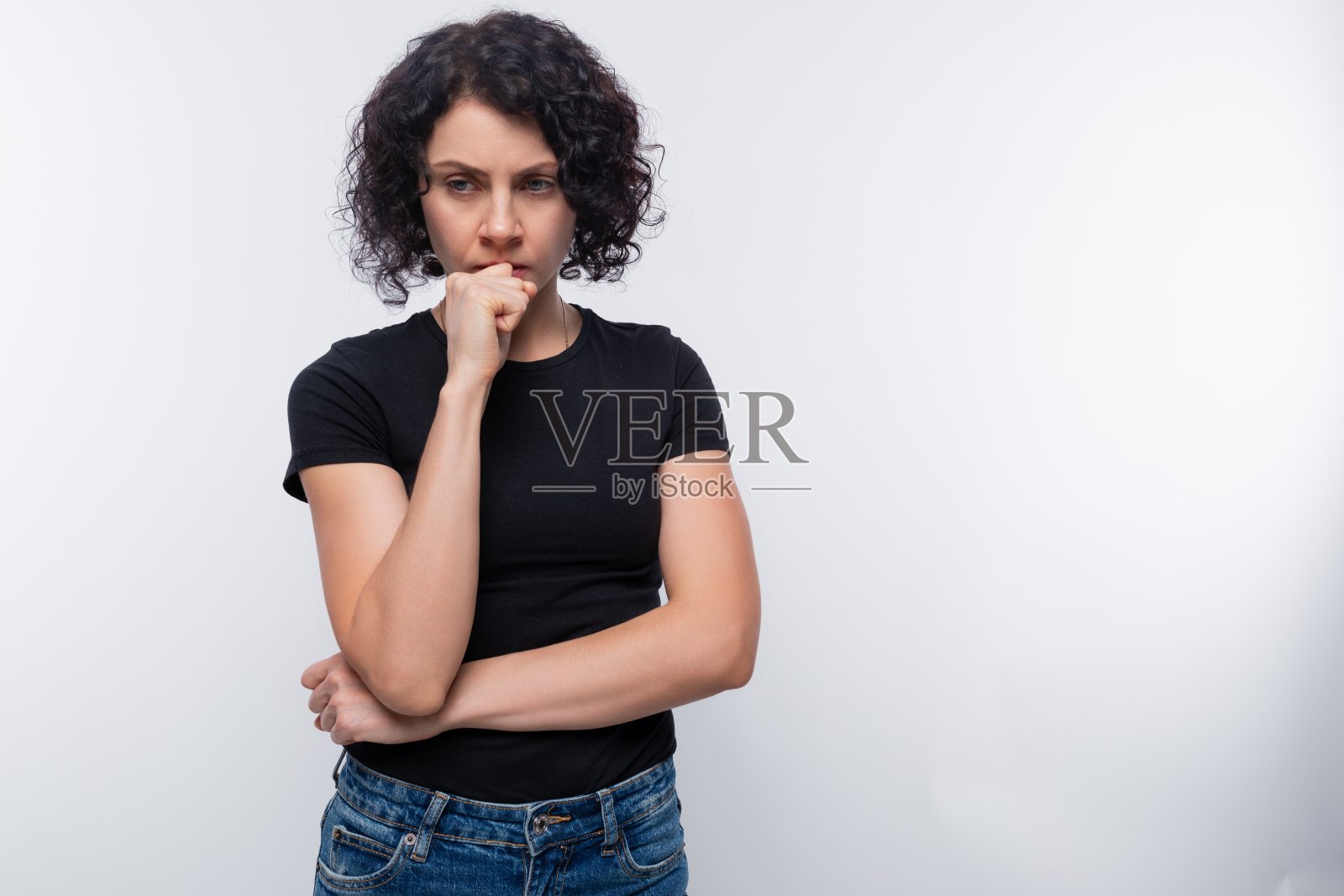 一个聪明的短发卷发女人的特写肖像照片摄影图片