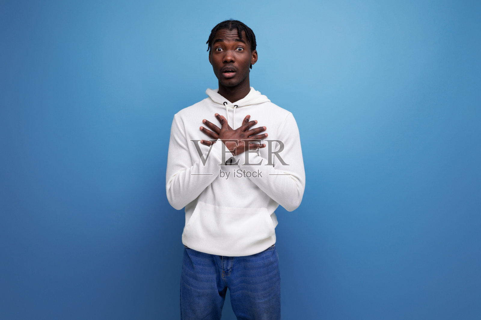 有魅力的美国男人，蓝色背景的白色连帽衫照片摄影图片