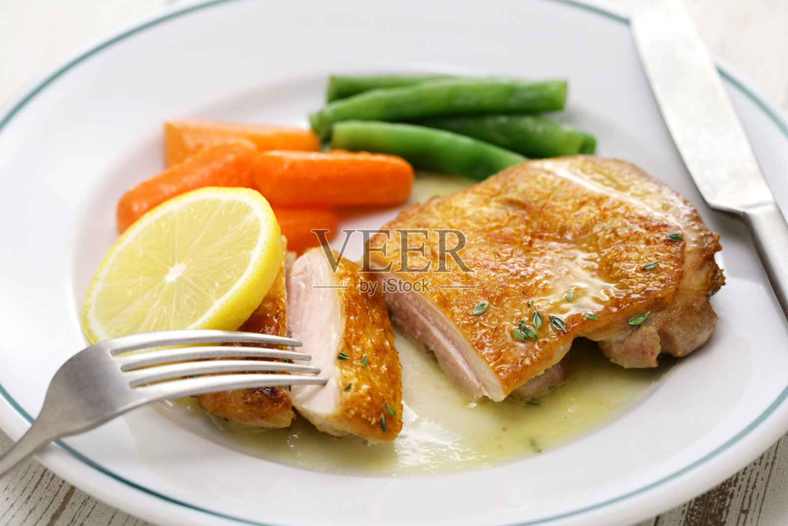 柠檬黄油汁炒鸡。照片摄影图片