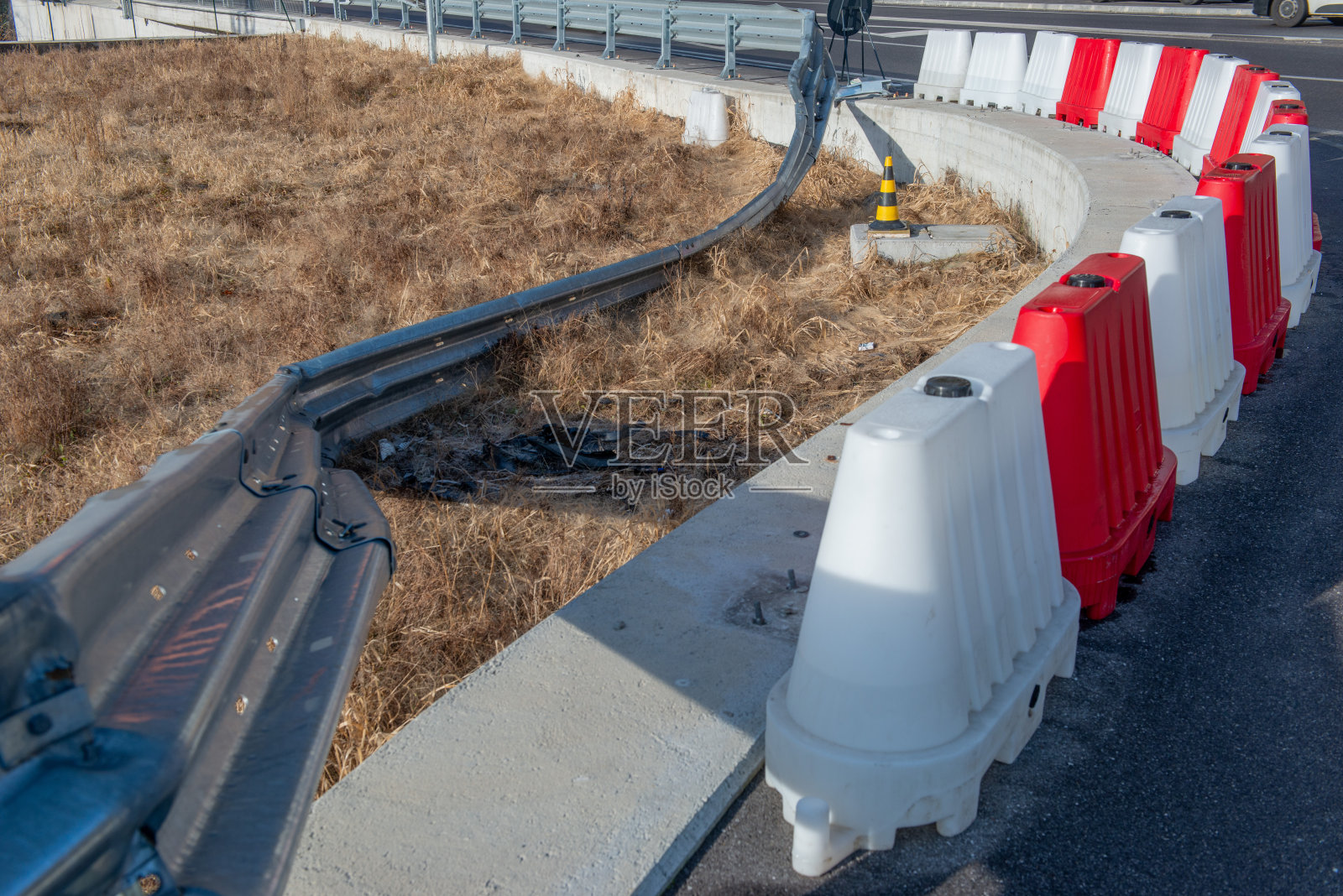 护栏被毁照片摄影图片