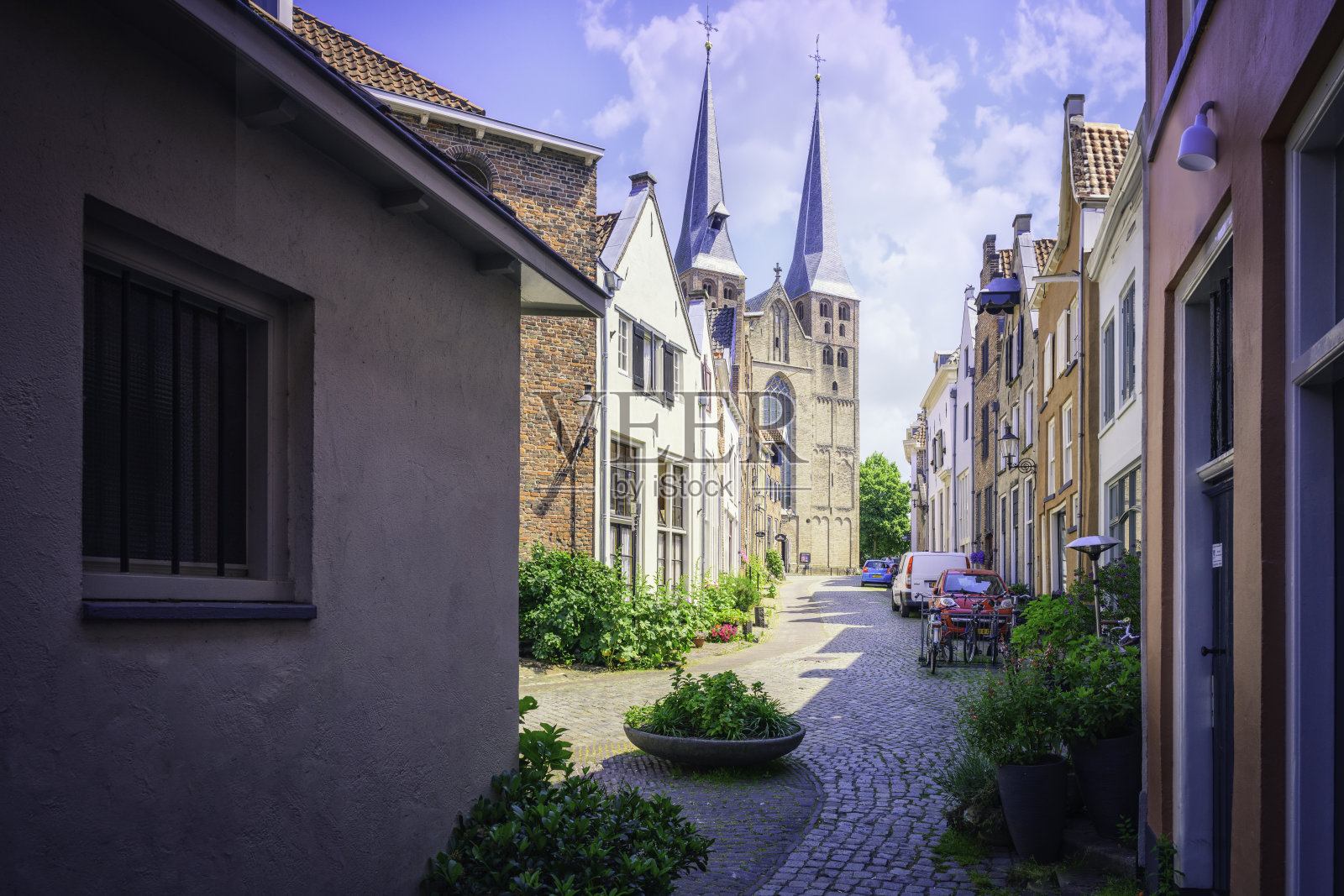 一条狭窄的街道上有许多高楼大厦照片摄影图片