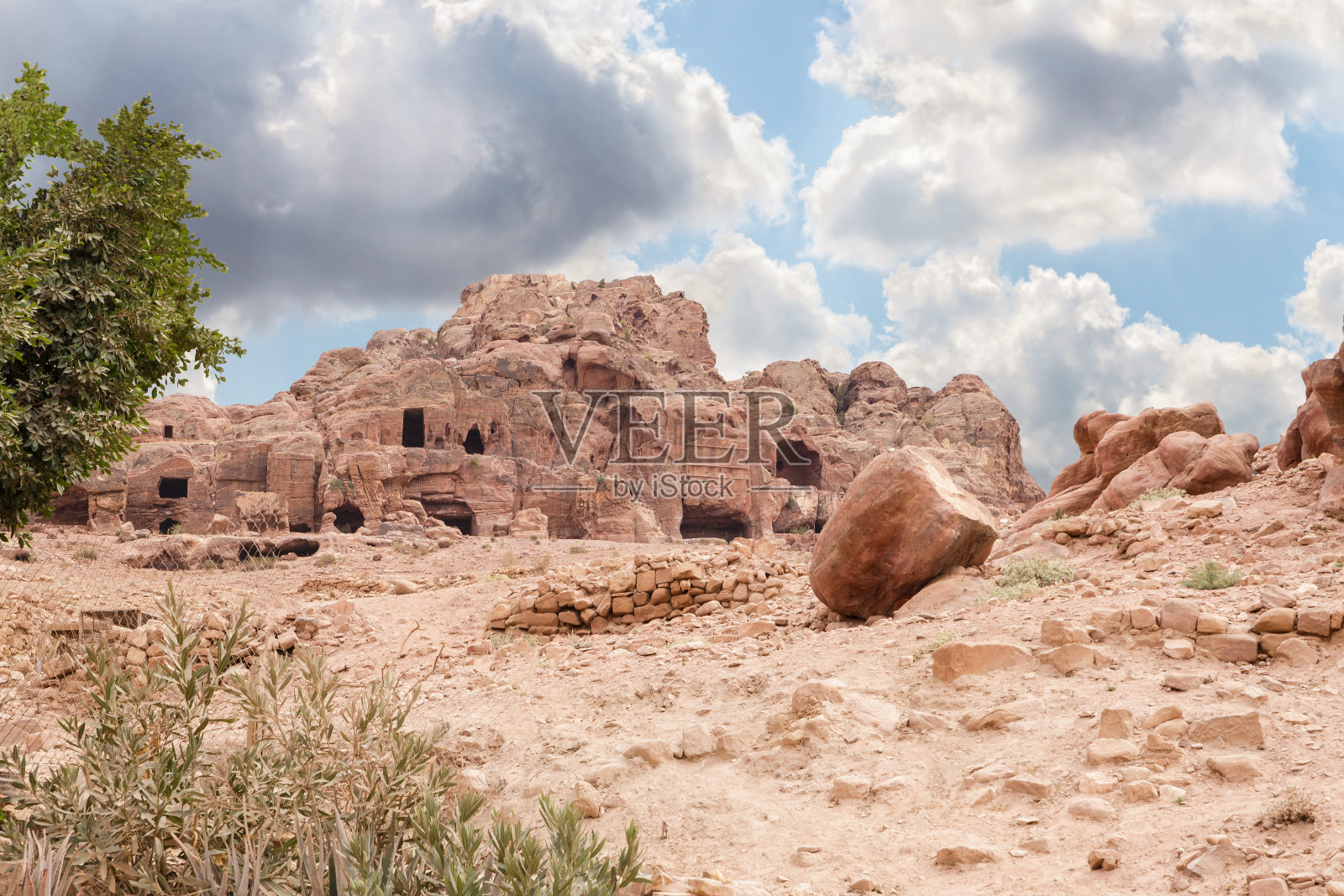 约旦瓦迪穆萨佩特拉的纳巴泰王国岩石上雕刻的洞穴照片摄影图片