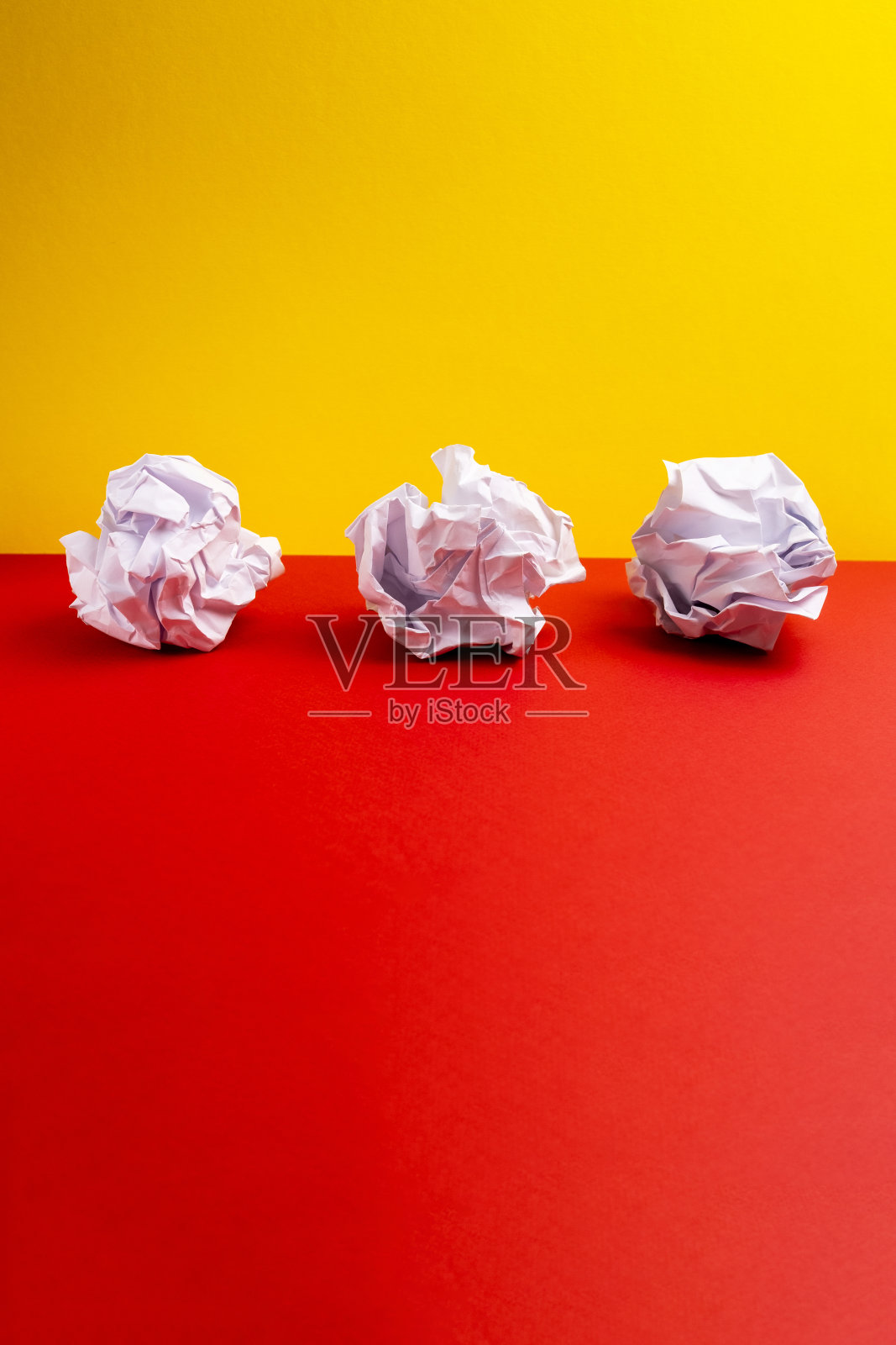 彩色背景上揉皱的纸球。头脑风暴和概念的想法，灵感和创造性的想法照片摄影图片