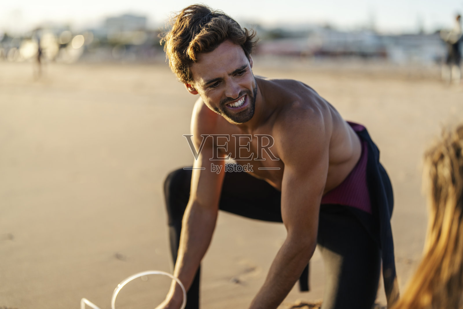 站在沙滩上准备冲浪的冲浪者的肖像。照片摄影图片