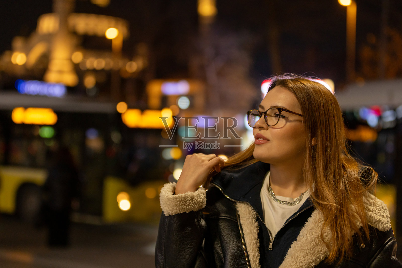 夜间街头都市生活中的年轻女子肖像照片摄影图片