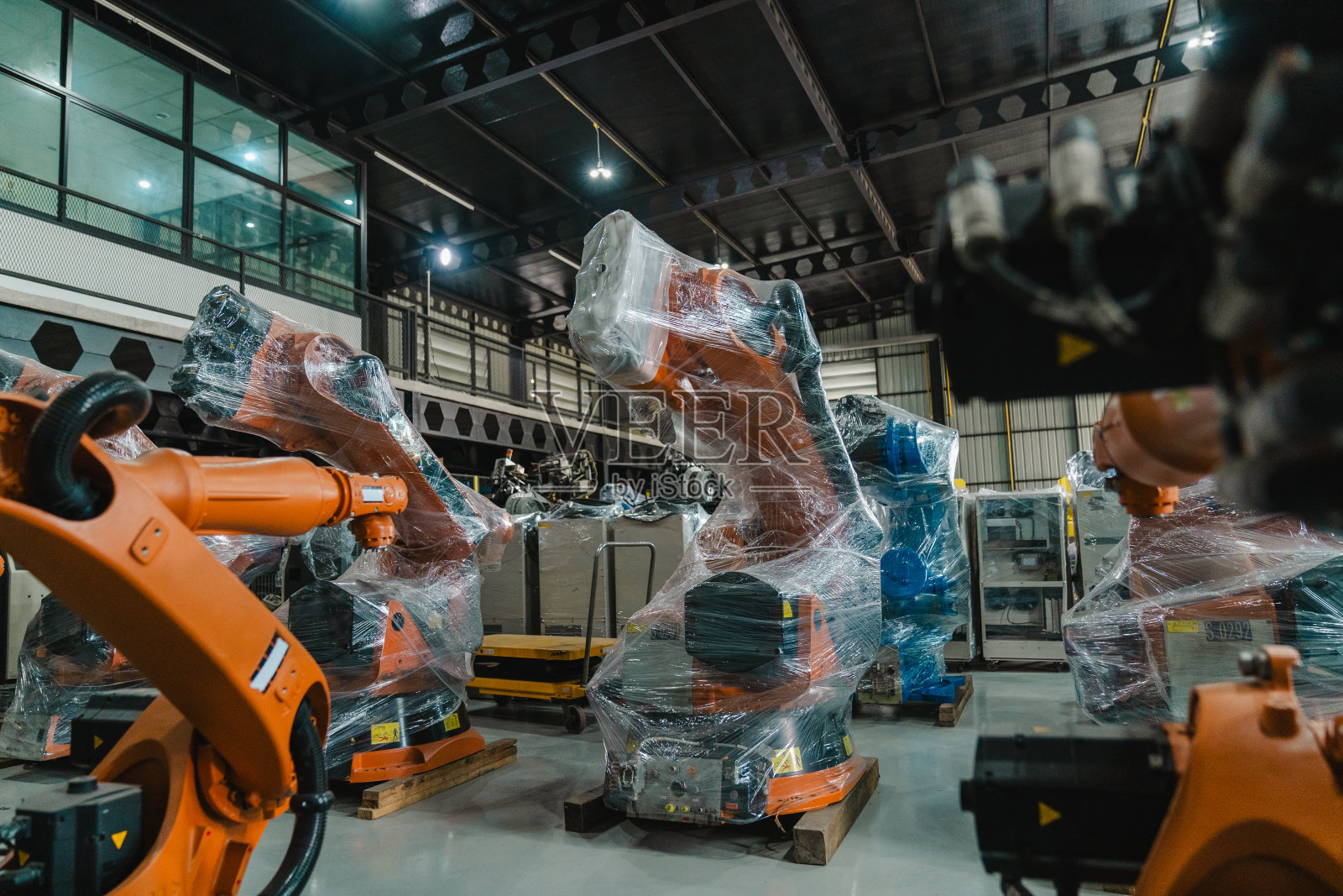 工业机器人手臂生产厂。照片摄影图片